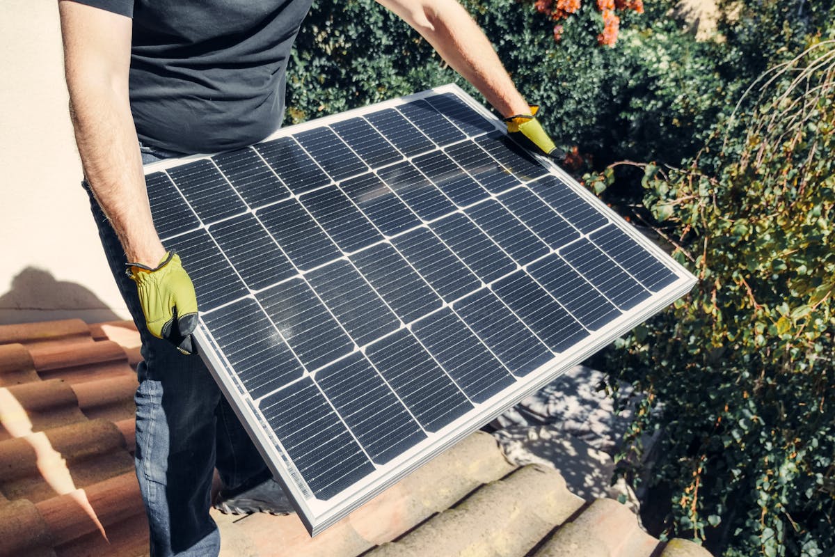 Panneaux solaires installés sur une toiture à Bastia en Corse