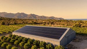 Panneaux solaires à Ghisonaccia installés sur la toiture d’un hangar agricole de la Plaine orientale, en Corse