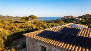 Panneaux solaires sur une villa en pierre près de Sartène, Corse-du-Sud